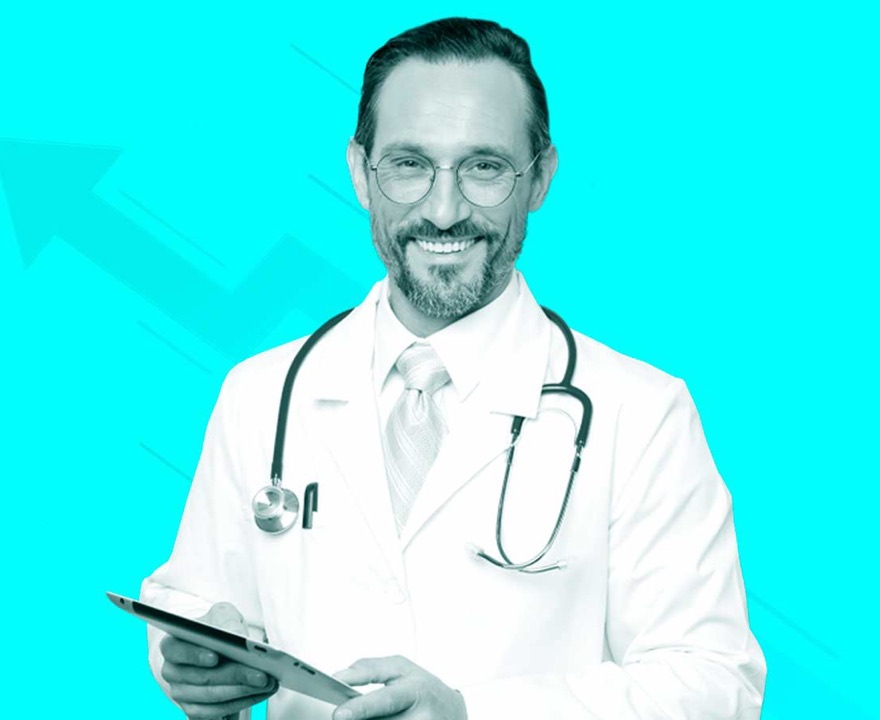 Médico sorridente segurando um tablet